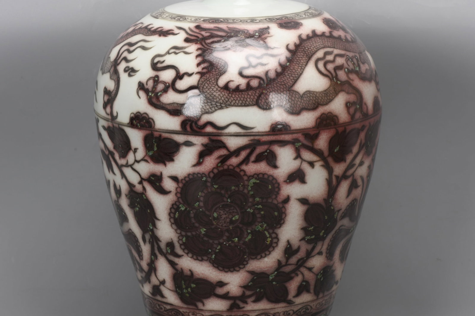 An Exquisite Underglaze-Red Lotus Pattern Dragon Pattern Vase - 4