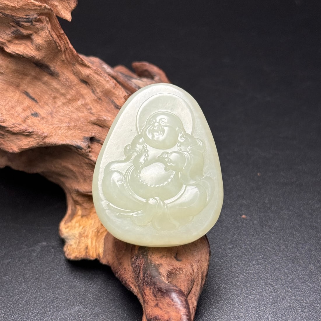 An Exquisite White Jade Buddha Statue Pattern Pendant: An Exquisite White Jade Buddha Statue Pattern Pendant,Qing Dynasty,China,Size:1.3inx1.7inx0.5in,Weight:30g,白玉佛像纹挂件,中国清代