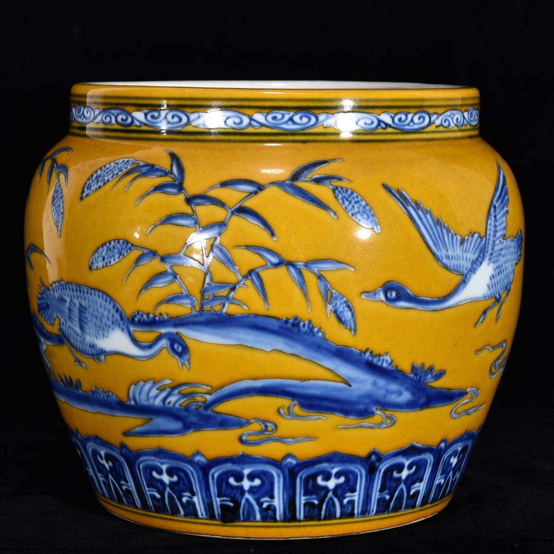 An Exquisite Blue and White Yellow Glazed Flower and Bird Pattern Jar: An Exquisite Blue and White Yellow Glazed Flower and Bird Pattern Jar,Ming Dynasty,China,Size:7.7inx9.1in,青花黄釉花鸟纹罐,中国明É