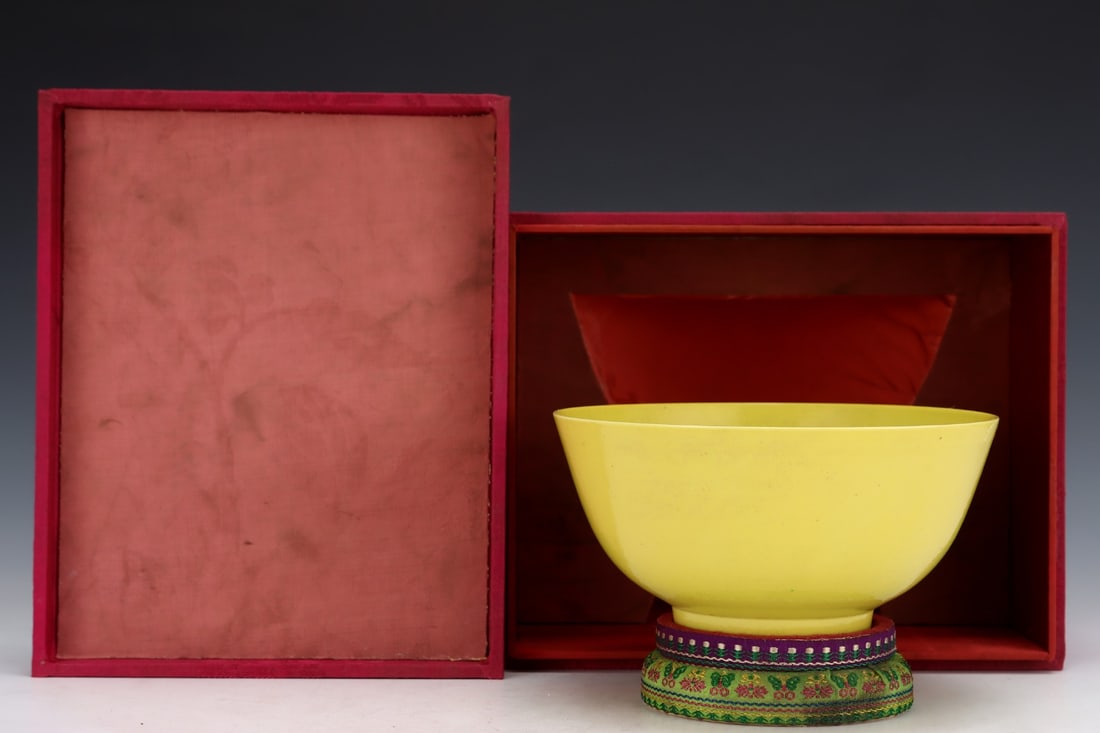 An Exquisite Yellow Glazed Bowl: An Exquisite Yellow Glazed BowlQing Dynasty, China,Qianlong Six-character Mark,Size:3.5inx7.1in,黄釉碗,中国清代,乾隆六字款