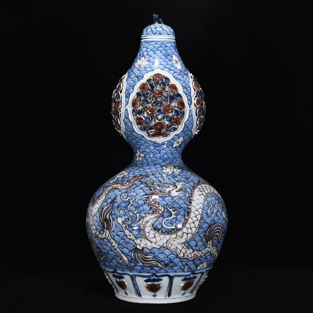 An Exquisite Blue and White Underglaze-Red Dragon Pattern Gourd-Shaped Vase: An Exquisite Blue and White Underglaze-Red Dragon Pattern Gourd-Shaped Vase,Yuan