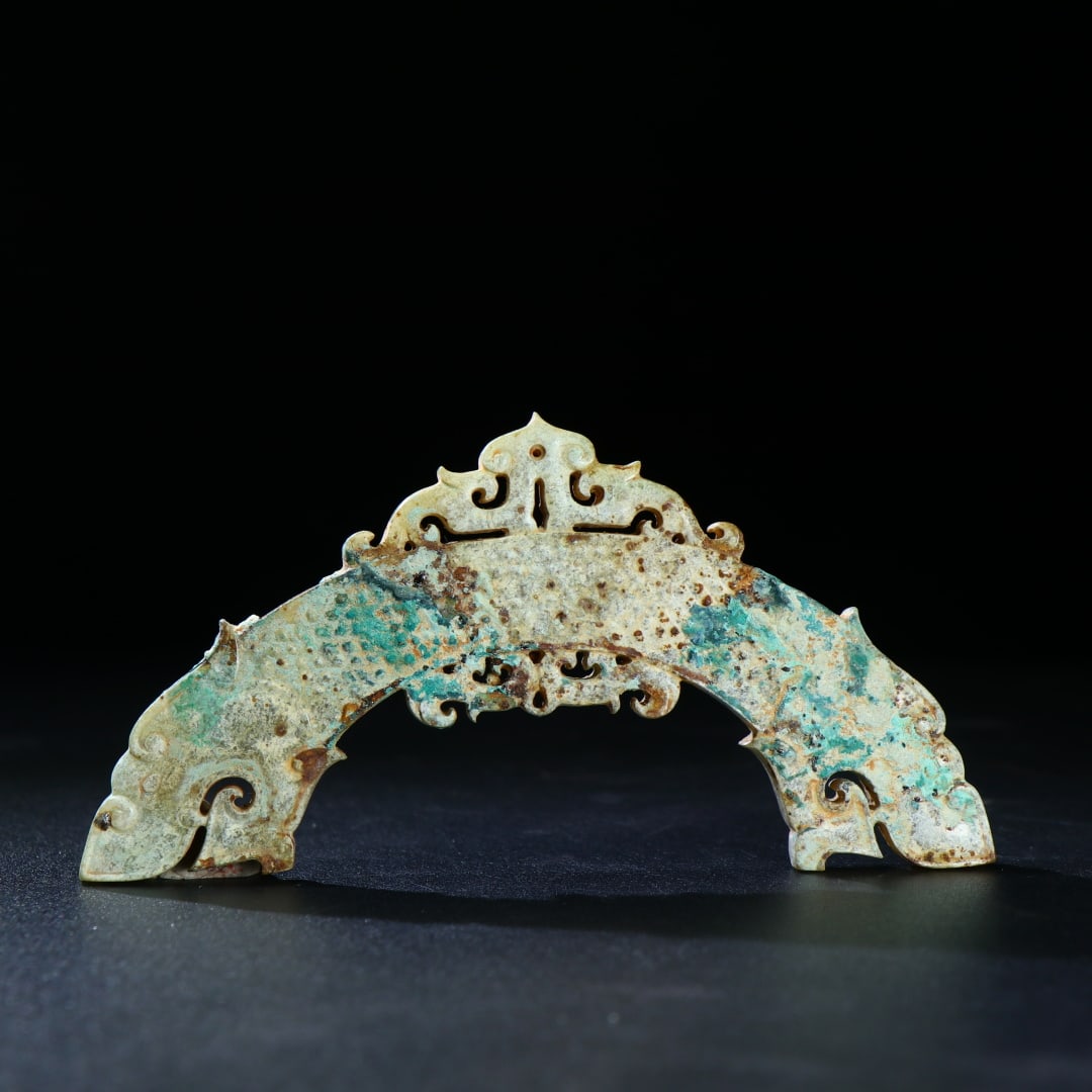 An Exquisite White Jade Dragon Pattern Ornament: An Exquisite White Jade Dragon Pattern Ornament,Han Dynasty,China,Size:4.7inx2.6in,Weight:57g,白玉龙纹摆件,中国汉代
