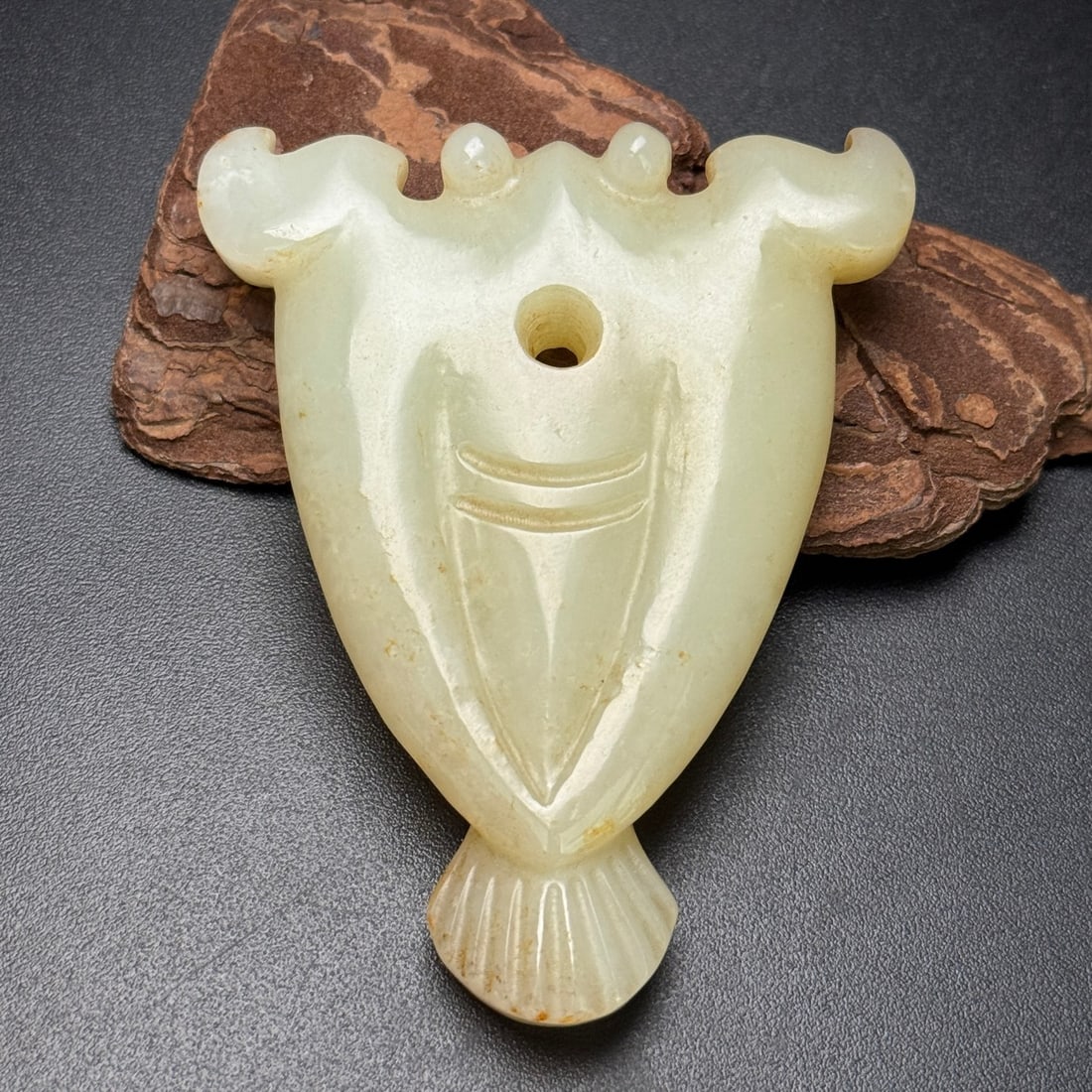 An Exquisite White Jade Bats Ornament: An Exquisite White Jade Bats Ornament,Qing Dynasty,China,Size:2.5inx3.1inx0.5in,Weight:78g,白玉蝙蝠摆件,中国清代