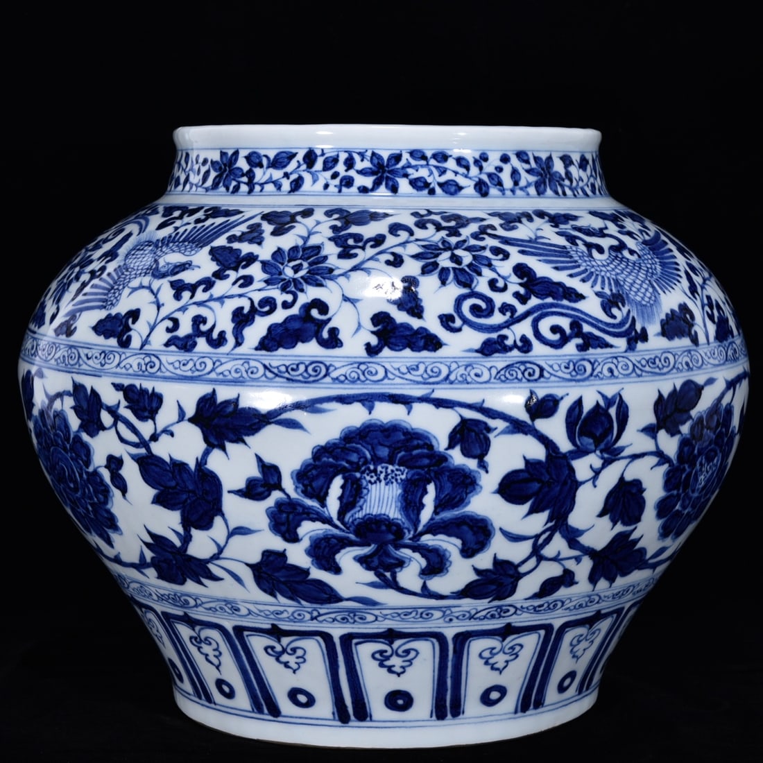 An Exquisite Blue and White Flower Pattern Jar: An Exquisite Blue and White Flower Pattern Jar,Yuan Dynasty,China,Size:11.4inx14.2in,青花花卉纹罐,中国元代