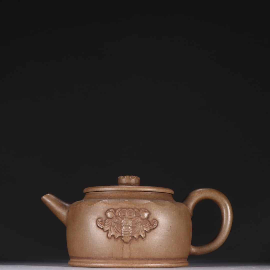 An Exquisite Purple Sands Bats Pattern Teapot: An Exquisite Purple Sands Bats Pattern Teapot,Qing Dynasty,China,Size:2.8inx6in,紫砂蝙蝠纹茶壶,中国清代