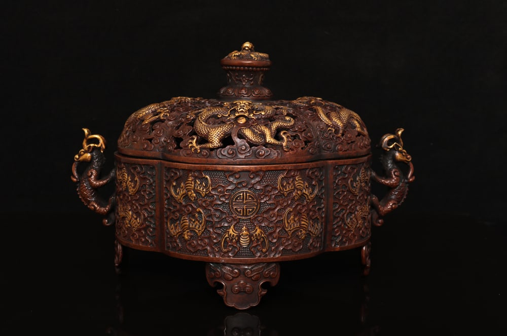 An Exquisite Gilt Bronze Bats Dragon Pattern four legs Censer: An Exquisite Gilt Bronze Bats Dragon Pattern four legs Censer,Ming Dynasty,China,with Xuande Mark,Size:7.3inx10.6in,Weight:4900g,铜鎏金蝙蝠龙纹四足