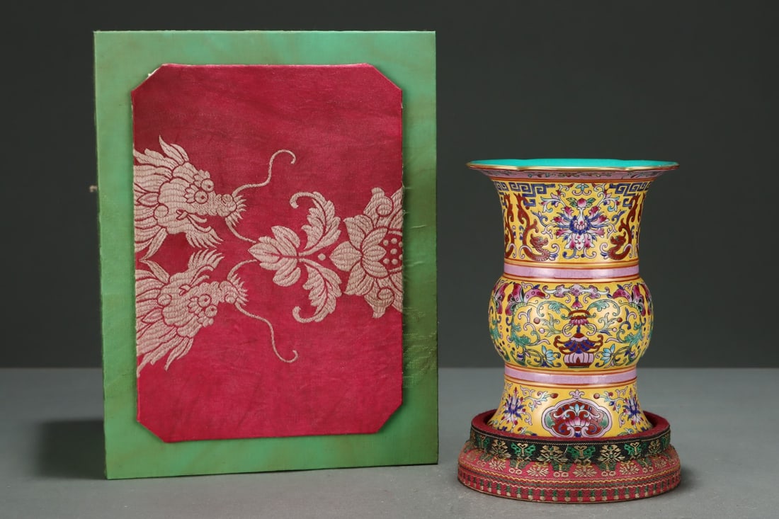 An Exquisite Yellow Ground Dragon Pattern Flower Pattern Vase - 2