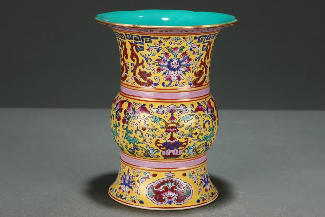 An Exquisite Yellow Ground Dragon Pattern Flower Pattern Vase - 4