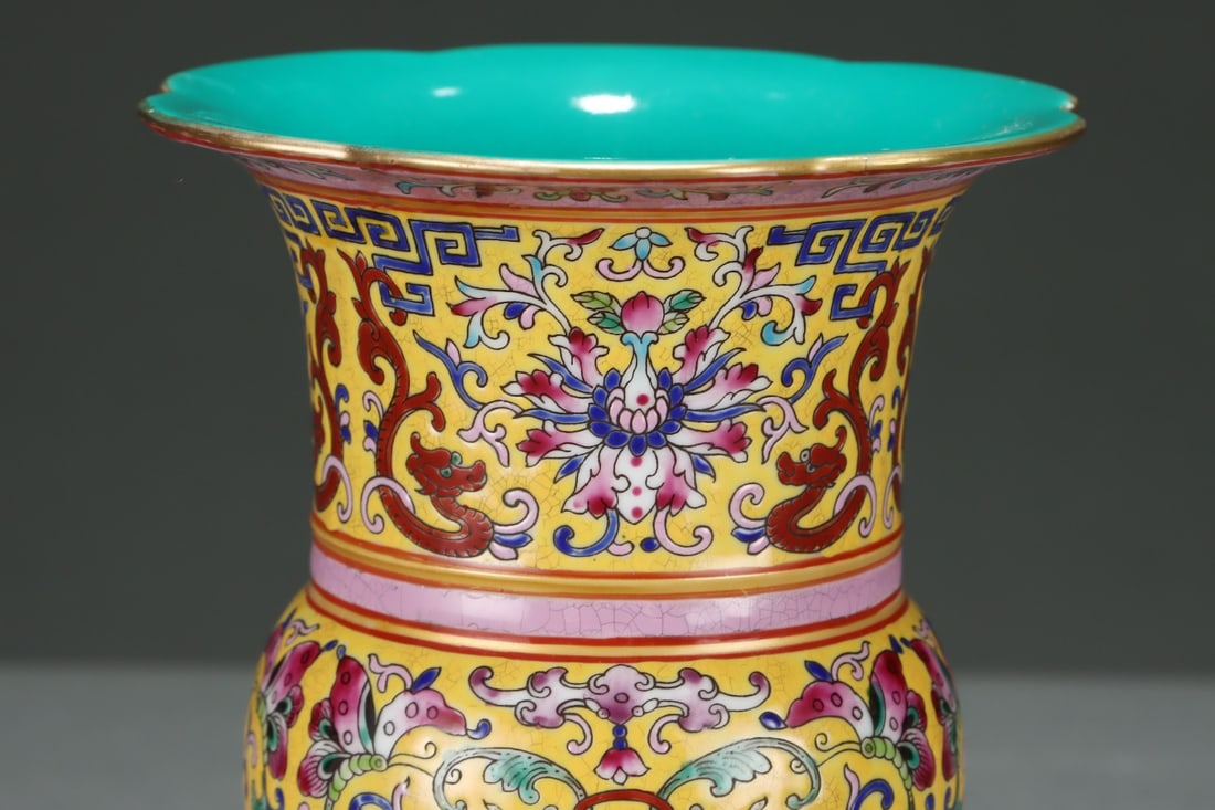 An Exquisite Yellow Ground Dragon Pattern Flower Pattern Vase - 5