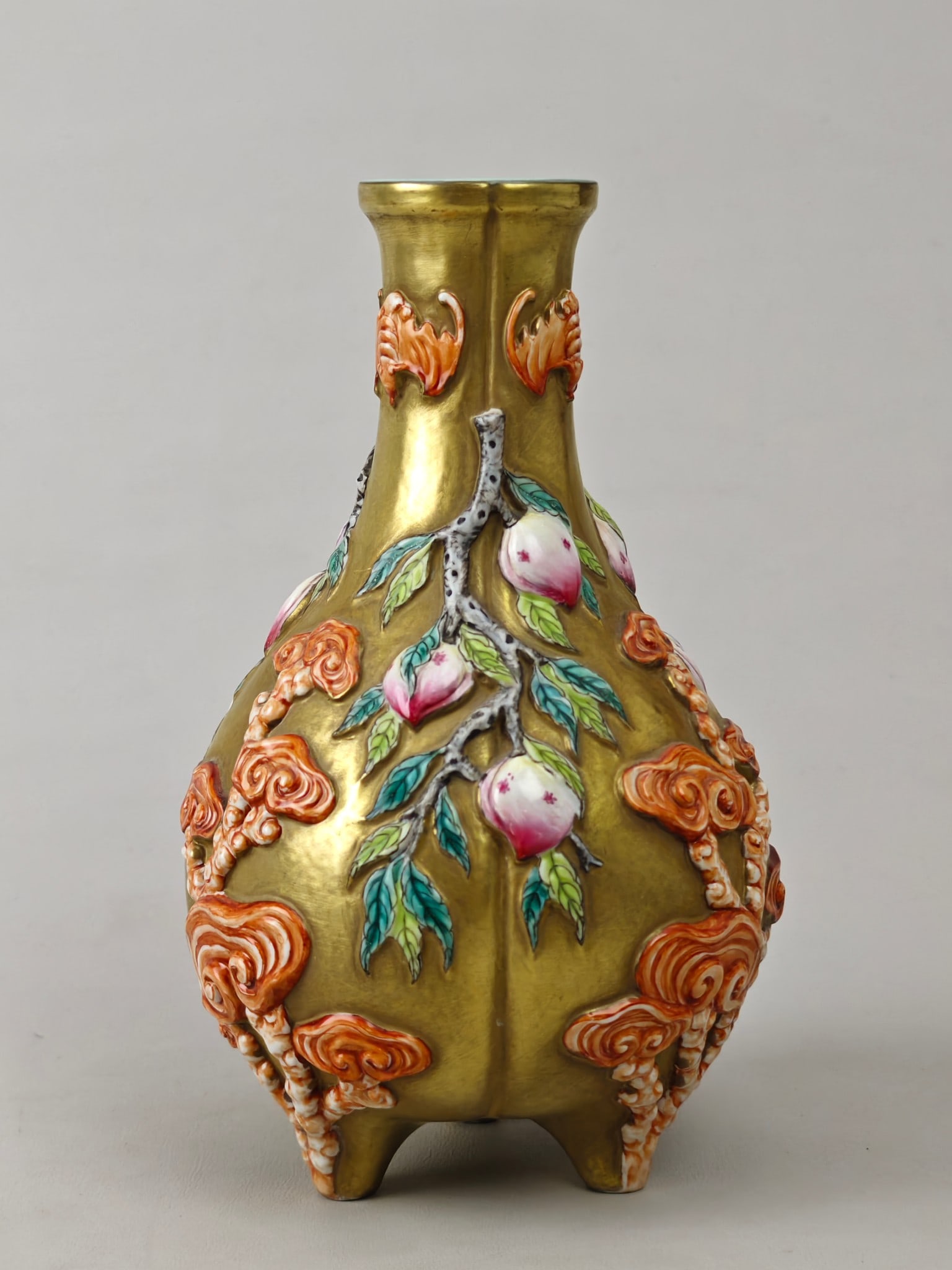 Peach Pattern Tripod Vase: Peach Pattern Tripod Vase,Qing Dynasty,China,with Qianlong Six-character Mark,Size:7.3inx4.8in 桃子纹三足瓶,中国清代,带乾隆