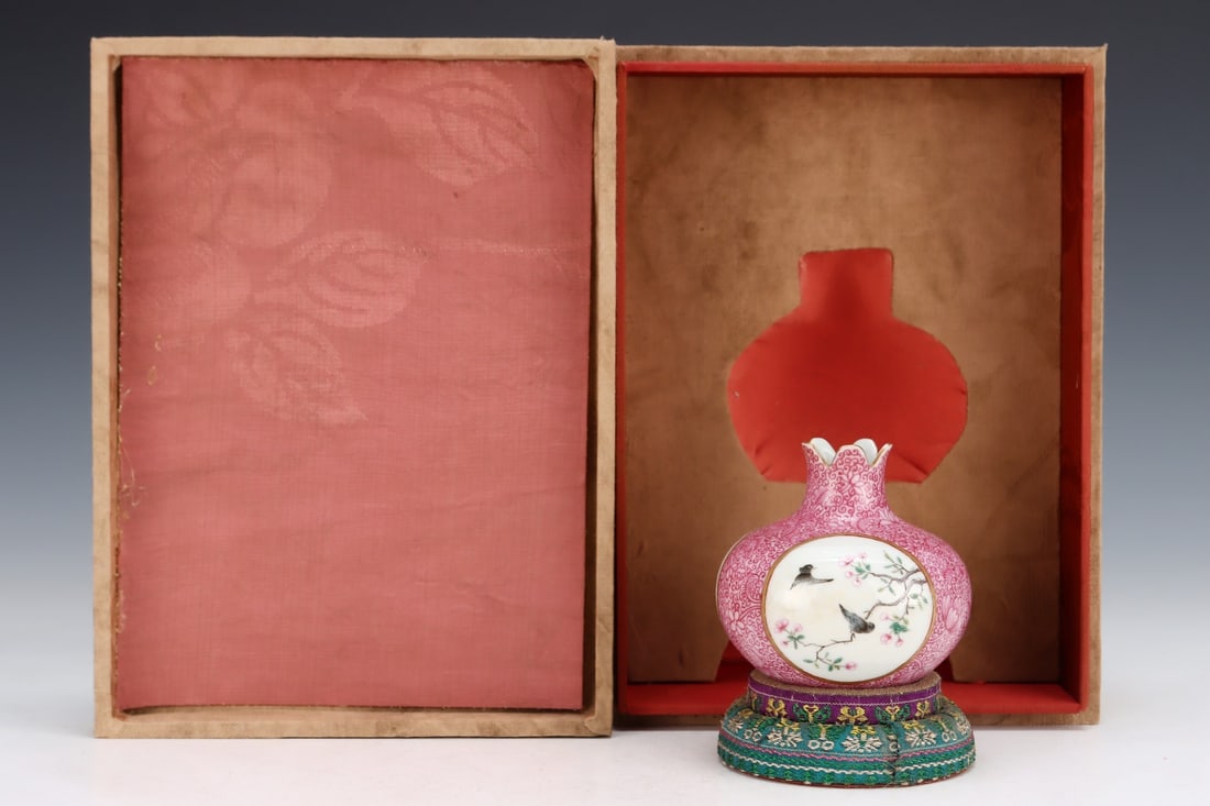 An Exquisite Famille-Rose Flower and Bird Pattern Vase (1 of 9)