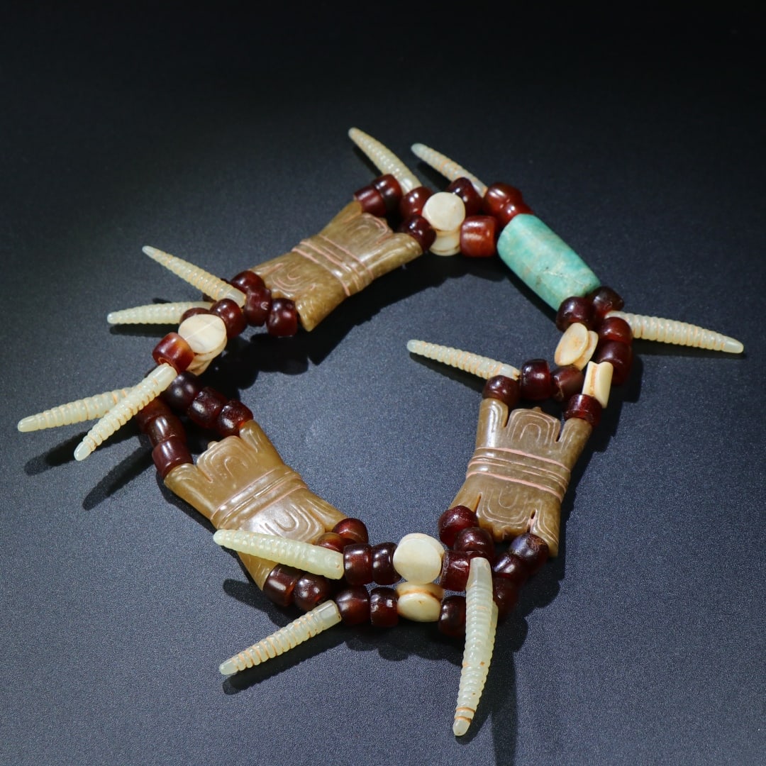 An Exquisite Agate Inlaid White Jade Bracelets: An Exquisite Agate Inlaid White Jade Bracelets,Han Dynasty,China,Size:1.4inx1in,Weight:91g,玛瑙镶白玉手串,中国汉代