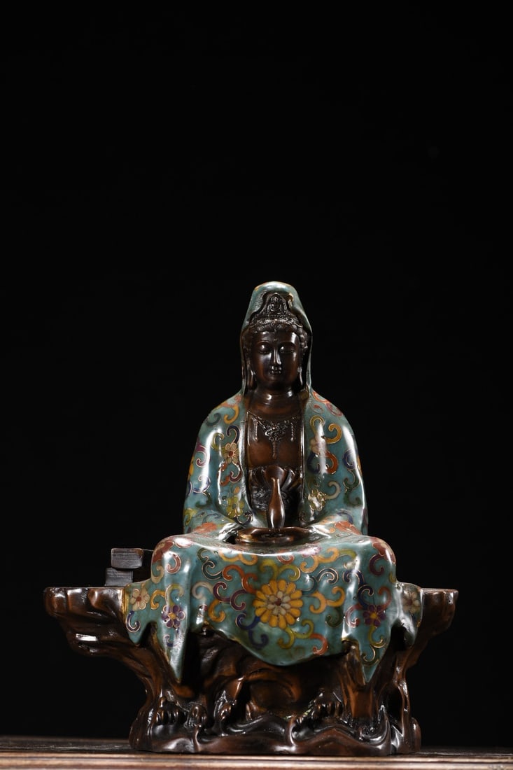 An Exquisite Cloisonne Lotus Pattern Statue of Avalokitesvara: An Exquisite Cloisonne Lotus Pattern Statue of Avalokitesvara,Qing Dynasty,China,with Qianlong Four-character Mark,Size:9.8inx8.7inx3.5in,Weight:3330g,景泰蓝缠枝莲&