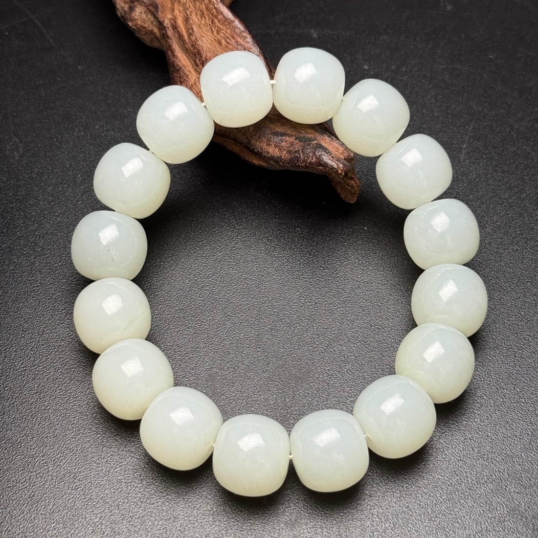 An Exquisite White Jade Bracelets: An Exquisite White Jade Bracelets,Qing Dynasty,China,Size:0.6inx0.5in,Weight:70g,白玉手串,中国清代