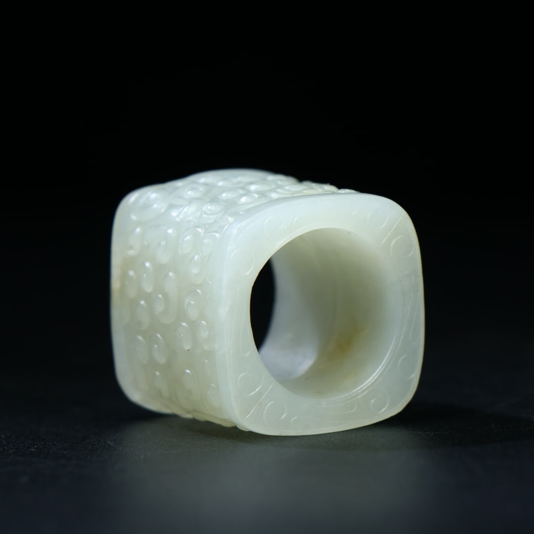 An Exquisite White Jade Auspicious Cloud Pattern Ring - 2