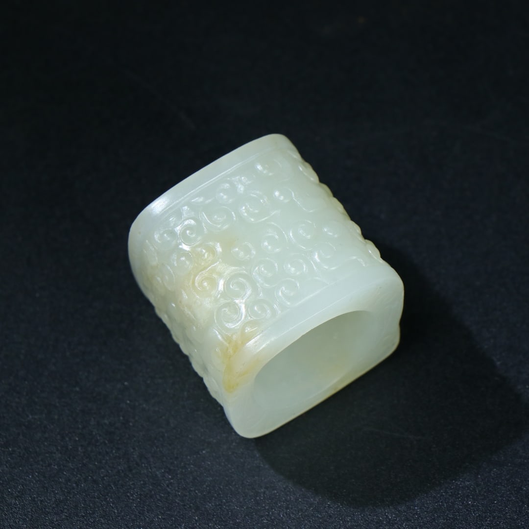 An Exquisite White Jade Auspicious Cloud Pattern Ring - 3