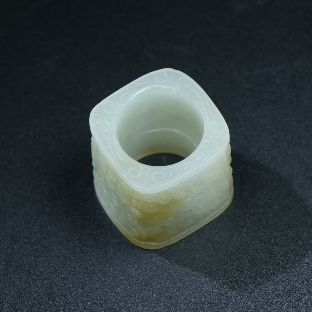 An Exquisite White Jade Auspicious Cloud Pattern Ring - 5
