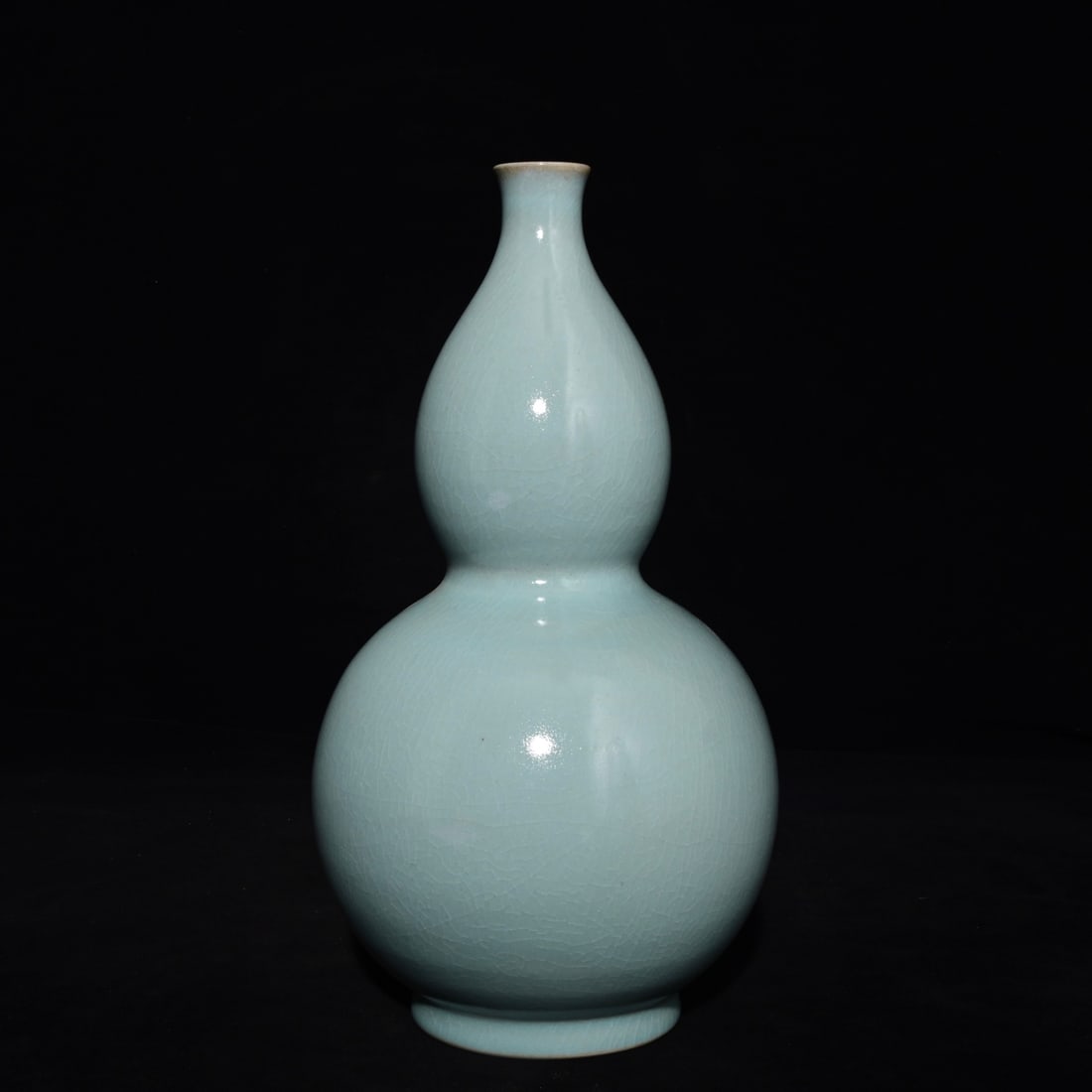 An Exquisite Ru yao Gourd Vase,: An Exquisite Ru yao Gourd Vase,Song Dynasty, China ,,Size:10.8inx5.5in汝窑葫芦瓶