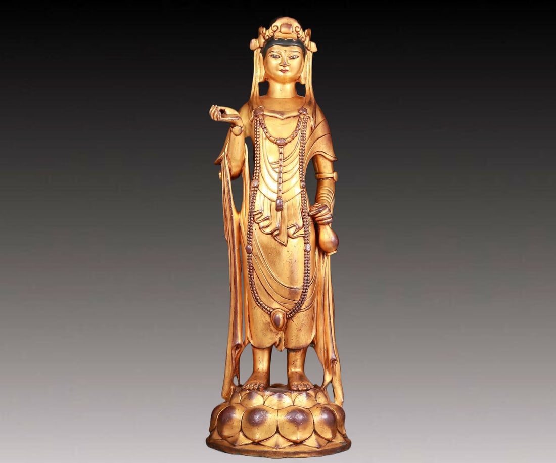 A solemn gilt bronze statue of Guanyin: A solemn gilt bronze statue of Guanyin,Ming Dynasty,China. Guanyin has a graceful posture and an expression of compassion and wisdom. Guanyin's gestures often have special meanings and are called seal