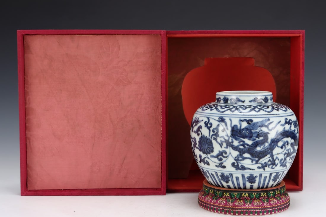 An Exquisite Blue and White Lotus Pattern Dragon Pattern Jar: An Exquisite Blue and White Lotus Pattern Dragon Pattern JarMing Dynasty, China,Wanli Six-character Mark,Size:5.3inx6in,青花缠枝莲纹龙纹罐,中