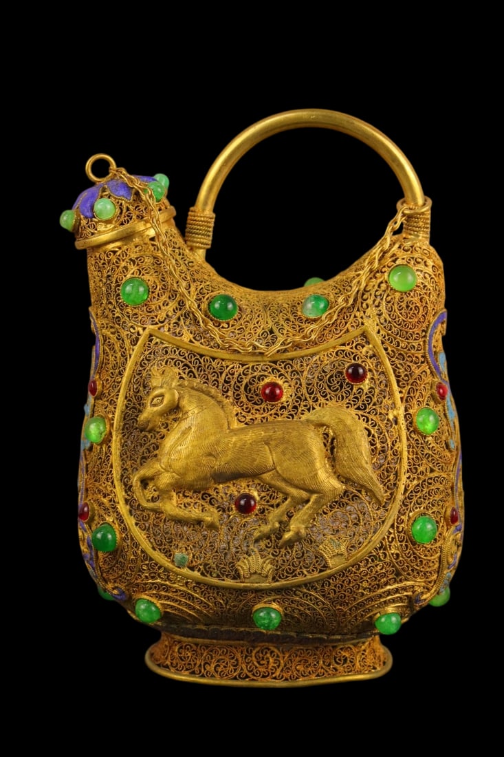 An Exquisite Filigree and Gilding Horse Pattern Ewer,Inlaid Gems: An Exquisite Filigree and Gilding Horse Pattern Ewer,Inlaid Gems,Qing Dynasty,China,with Qianlong Four-character Mark,Size:5.5inx3.1inx7.5in,Weight:441g,花丝鎏金马纹