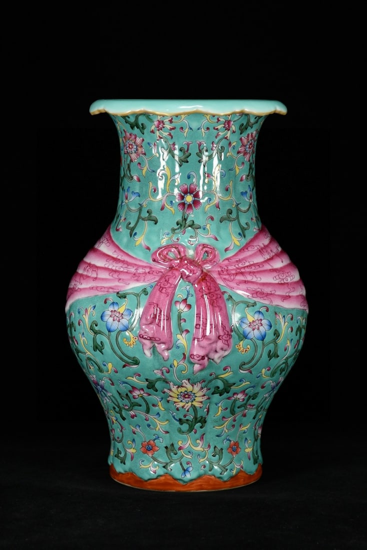 An Exquisite Enamel Flower Pattern Vase: An Exquisite Enamel Flower Pattern Vase,Qing Dynasty,China,with Qianlong Six-character Mark,Size:11.8inx7.9in,珐琅彩花卉纹瓶,中国清代,