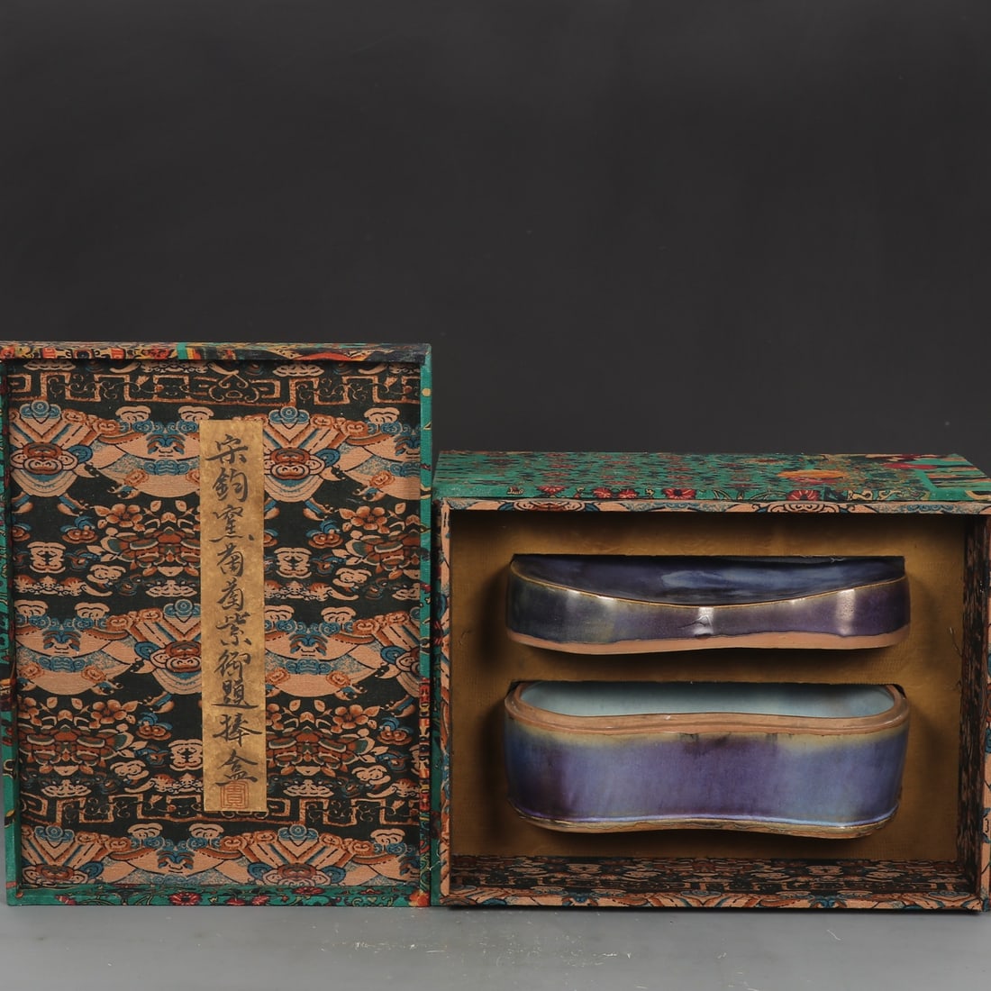 An Exquisite Jun yao Purple Glazed Box, with an Imperial Poem by Emperor Qianlong: An Exquisite Jun yao Purple Glazed Box,with an Imperial Poem by Emperor Qianlong,Song Dynasty,China,钧窑紫釉盒,带乾隆御题诗中