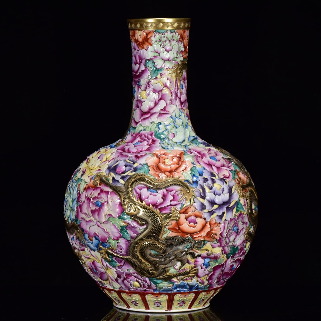 An Exquisite Enamel Gilded Dragon Pattern Flower Pattern Vase: An Exquisite Enamel Gilded Dragon Pattern Flower Pattern Vase,Qing Dynasty,China,with Qianlong Six-character Mark,Size:22.4inx15in,珐琅彩鎏金龙纹花Õ
