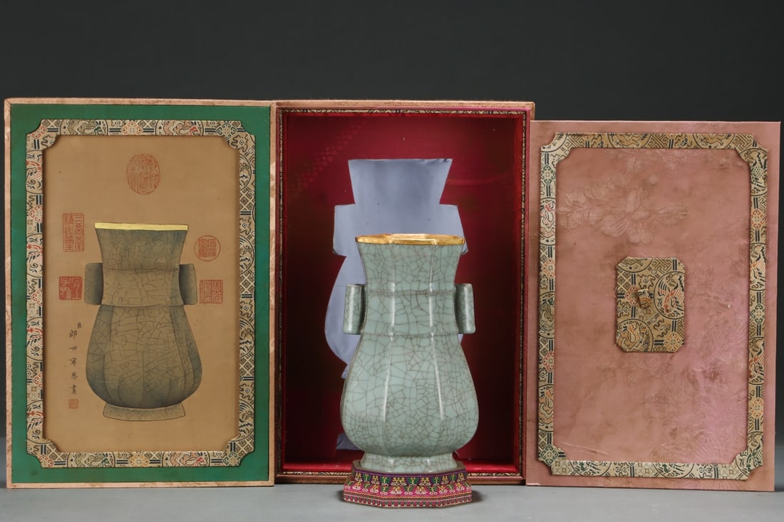 An Exquisite Guan yao Cover with Gold Double-Ears Vase: An Exquisite Guan yao Cover with Gold Double-Ears VaseSong Dynasty, China,Size:9.6inx6.1in,官窑包金双耳瓶,中国宋代,