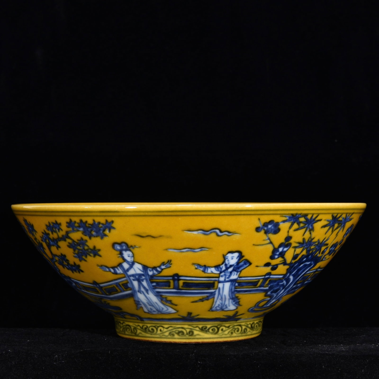 An Exquisite Blue and White Yellow Glazed Character and Story Pattern Bowl: An Exquisite Blue and White Yellow Glazed Character and Story Pattern Bowl,Ming Dynasty,China,with Xuande Six-character Mark,Size:3inx7.9in,青花黄釉人物故