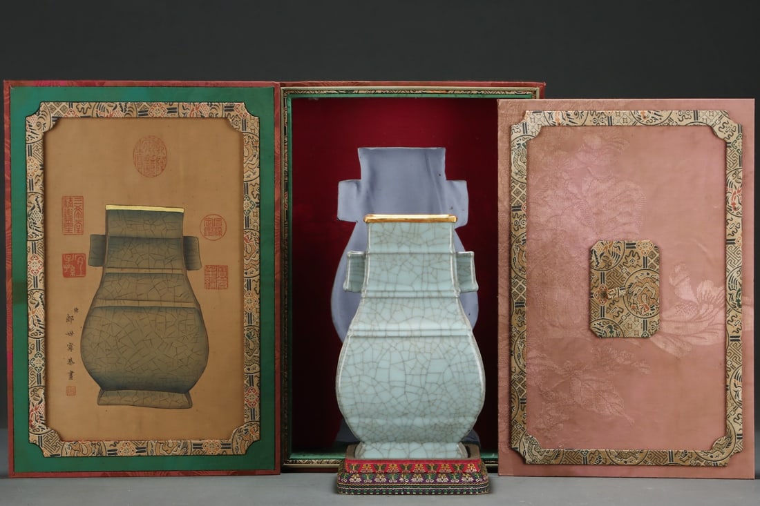 An Exquisite Guan yao Cover with Gold Double-Ears Vase: An Exquisite Guan yao Cover with Gold Double-Ears VaseSong Dynasty, China,Size:9.6inx5.8in,官窑包金双耳瓶,中国宋代,