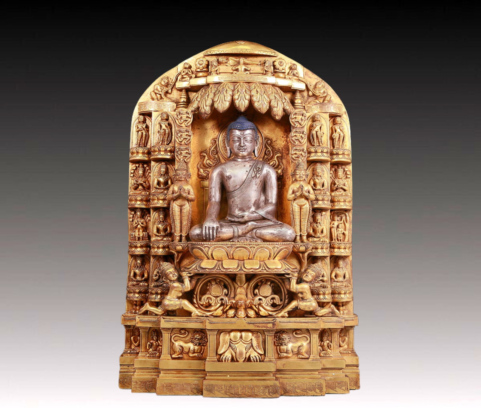 A solemn gilt bronze and silver statue of Sakyamuni (1 of 14)