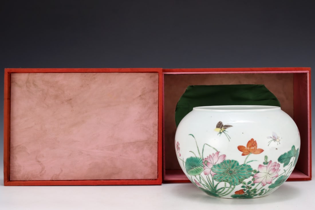 An Exquisite Famille-Rose Flower and Butterfly Pattern Brush Washer: An Exquisite Famille-Rose Flower and Butterfly Pattern Brush WasherQing Dynasty, China,Size:5.4inx8.1in,粉彩花卉蝴蝶纹笔洗,中国清
