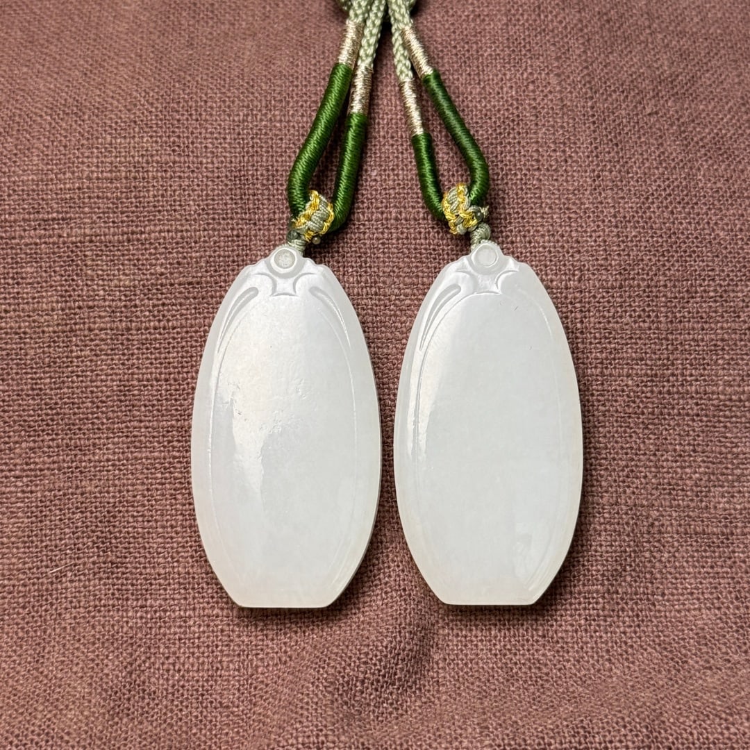 A Pair of Exquisite White Jade Pendants: A Pair of Exquisite White Jade Pendants,Qing Dynasty,China,Size:1.7inx0.9inx0.3in,Weight:34g,一对白玉挂件,中国清代