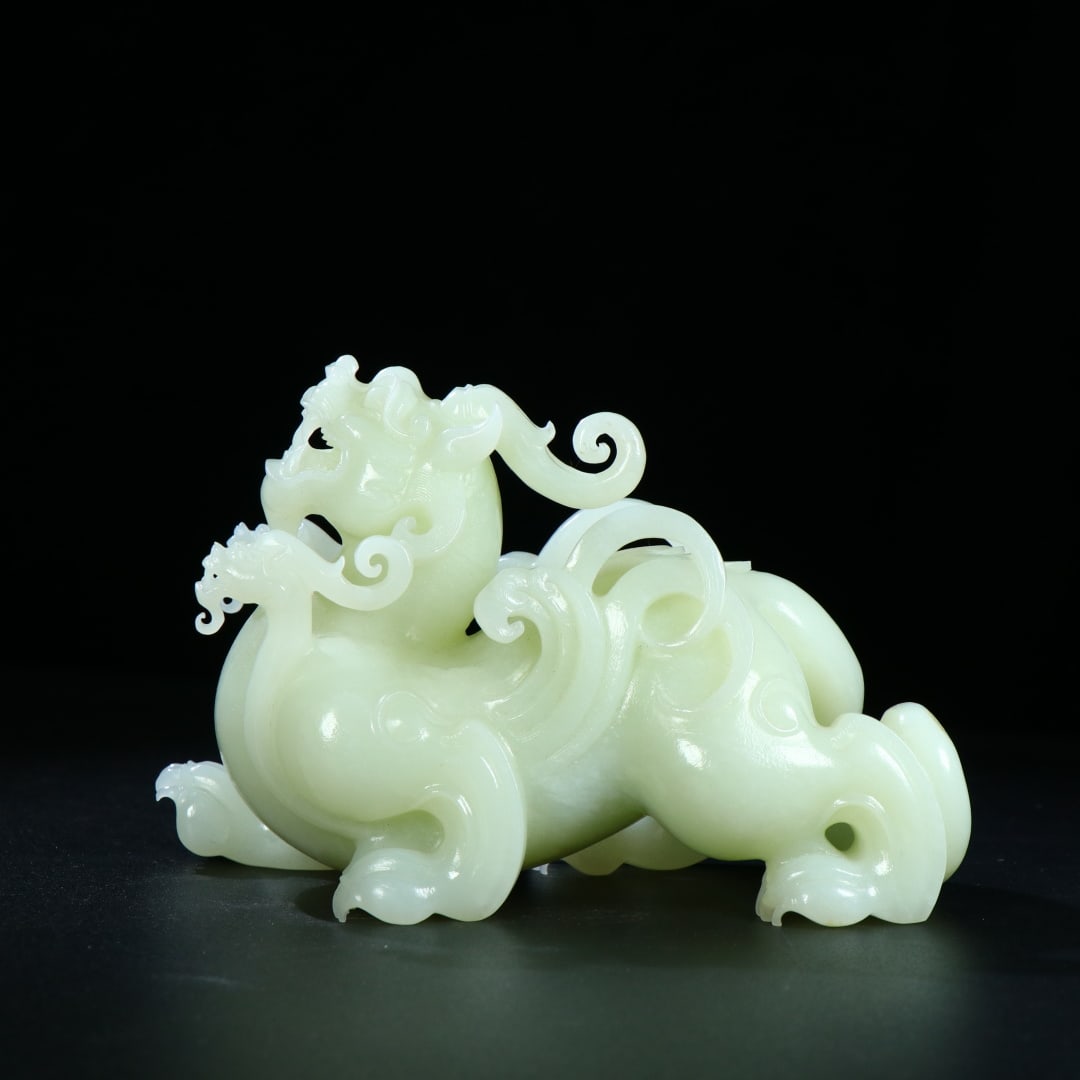 An Exquisite White Jade Auspicious Animal Ornament: An Exquisite White Jade Auspicious Animal Ornament,Han Dynasty,China,Size:5.5inx3.6inx2.8in,Weight:779g,白玉瑞兽摆件,中国汉代