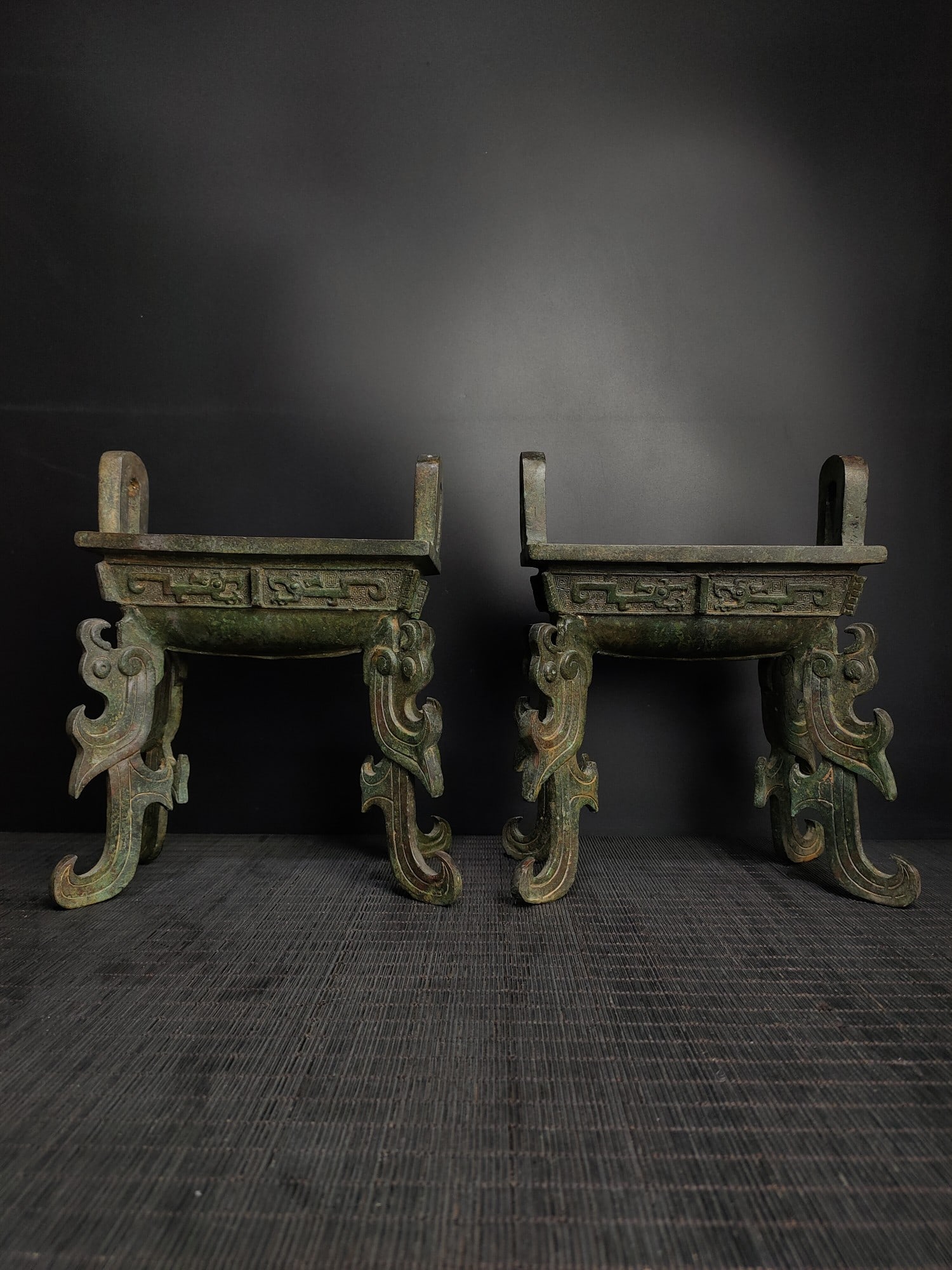 A Pair of Exquisite Bronze Dragon Pattern Double-Ears four legs Censers: A Pair of Exquisite Bronze Dragon Pattern Double-Ears four legs Censers,the Warring States period in China,Size:9.8inx7.9in,Weight:5520g,一对青铜龙纹双耳