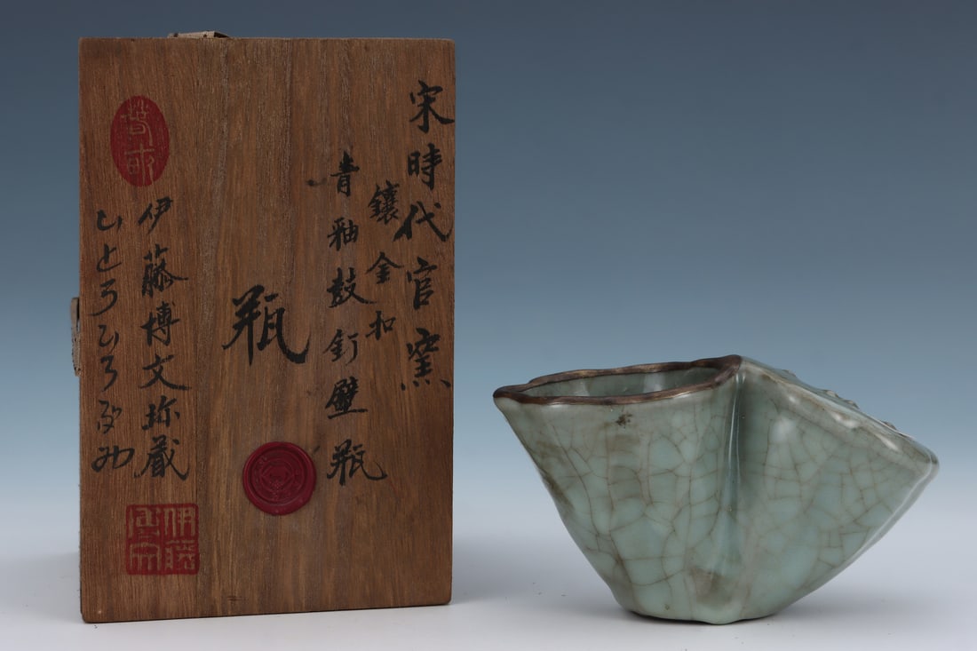 An Exquisite Guan yao Celadon Glazed Vase: An Exquisite Guan yao Celadon Glazed Vase,Song Dynasty, China , With Mark,Size:3.5inx6.3in,官窑青釉瓶,中国宋代,带款