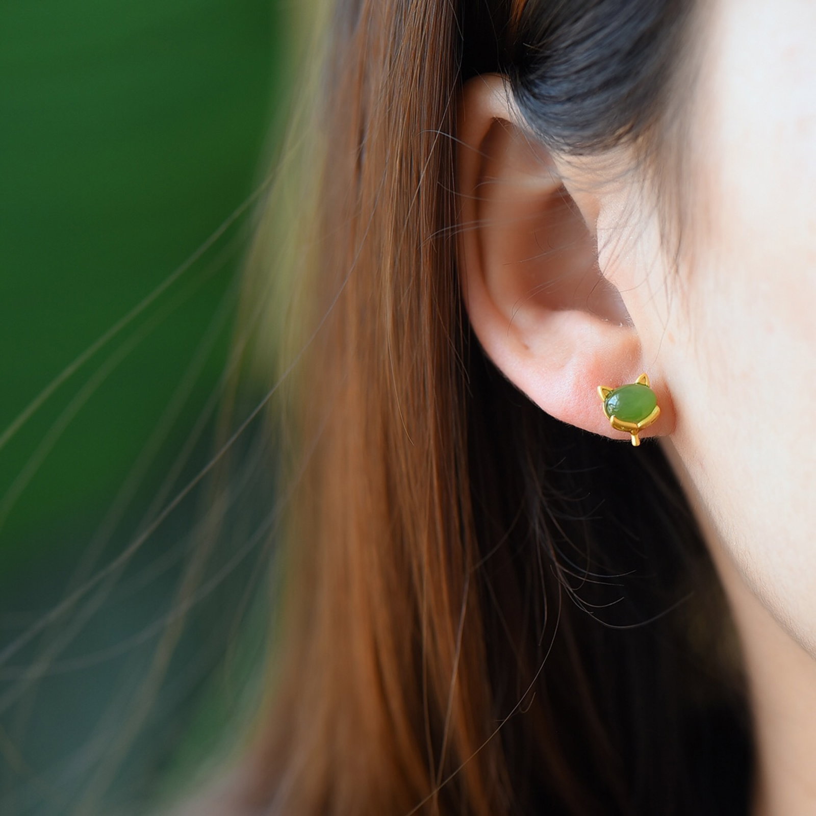 A Pair of Exquisite Sterling Silver-Gold Plated Inlaid Jasper Earrings: A Pair of Exquisite Sterling Silver-Gold Plated Inlaid Jasper Earrings,Size:5mmx7mm 一对纯银镀金镶碧玉耳钉