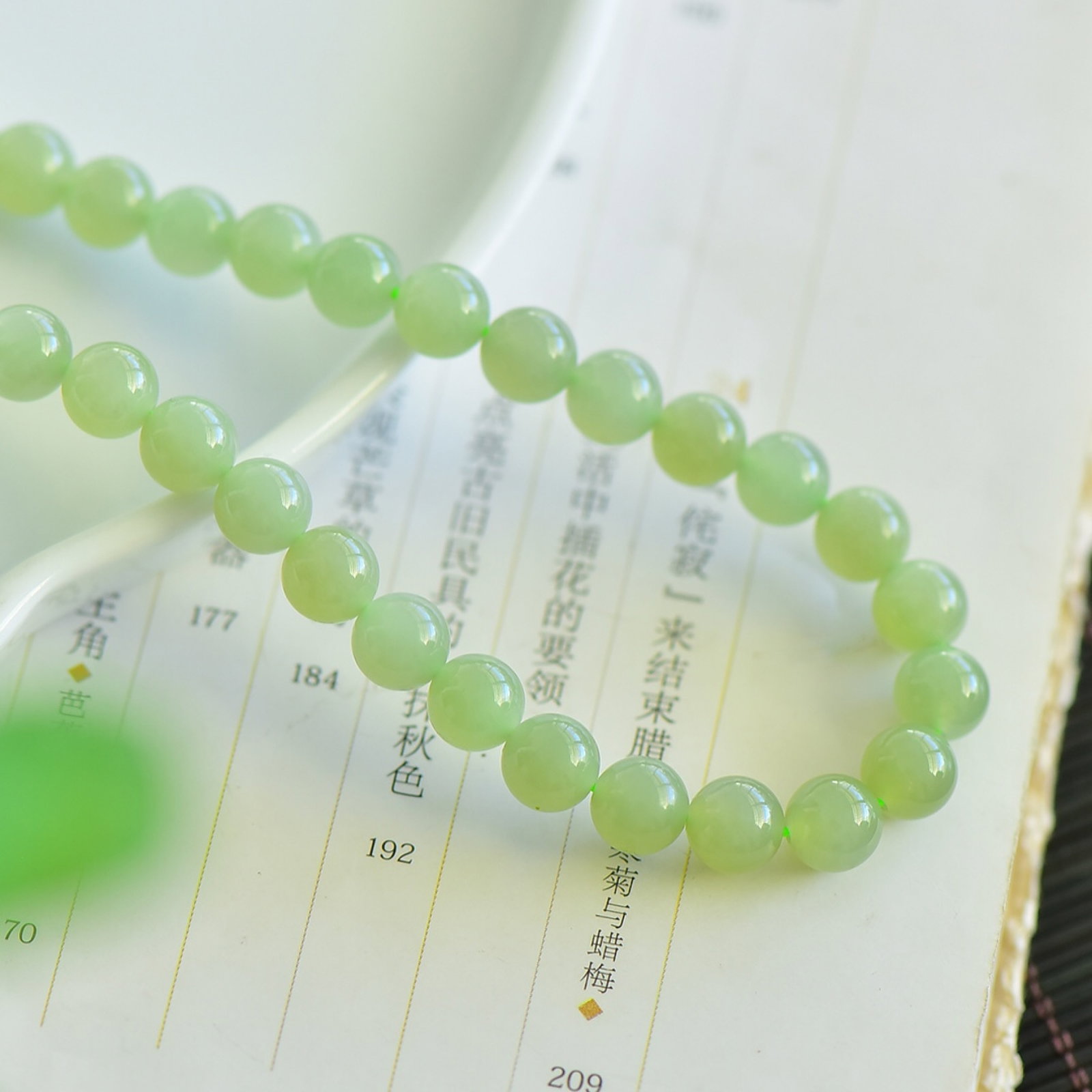 An Exquisite Greenish Jade Necklace: An Exquisite Greenish Jade Necklace,Size:8mm 青白玉项链