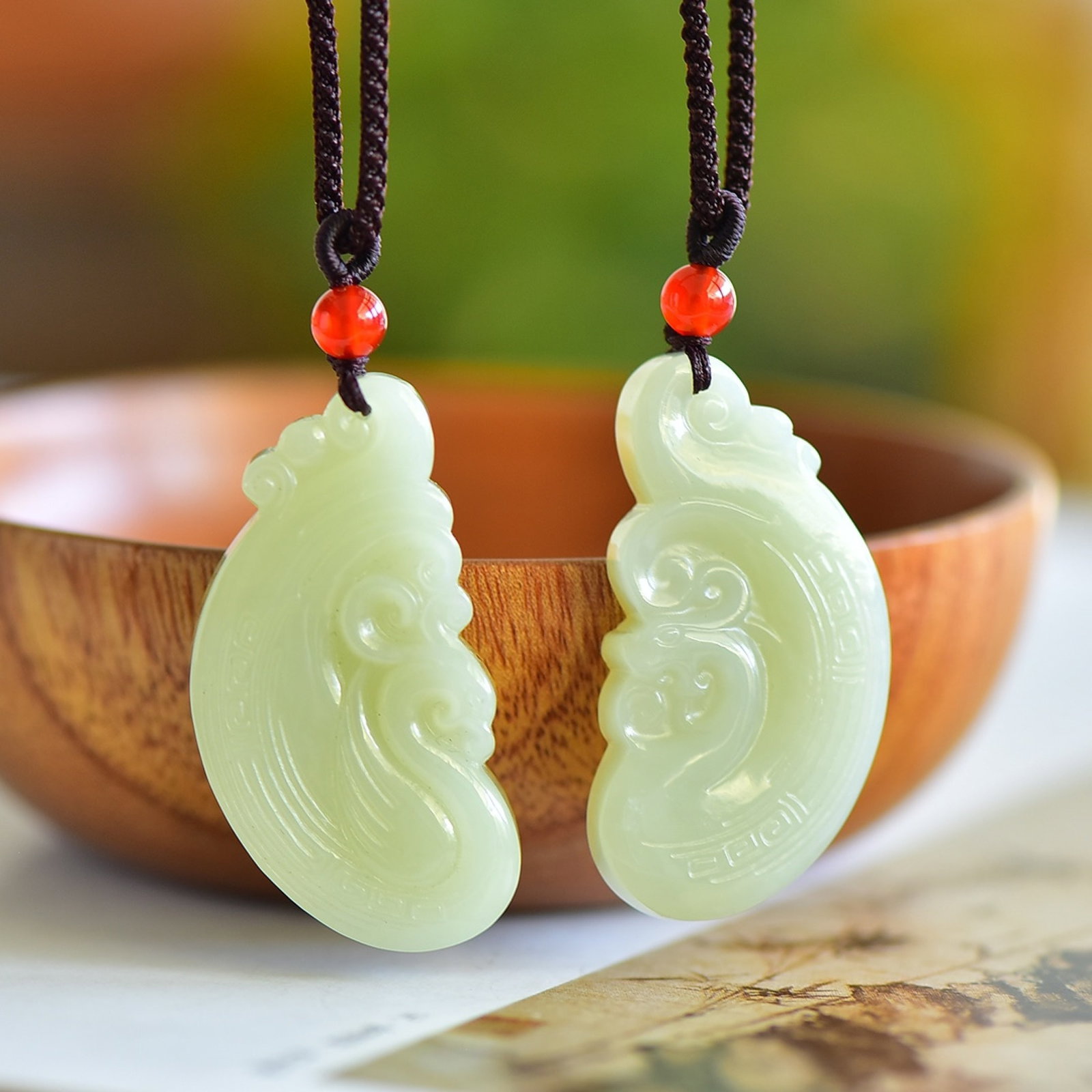 A Pair of Exquisite Greenish Jade Dragon and Phoenix Pattern Pendant: A Pair of Exquisite Greenish Jade Dragon and Phoenix Pattern Pendant,Size:48mmx25mm 寓意:吉祥 龙凤和鸣 凤牌吊坠