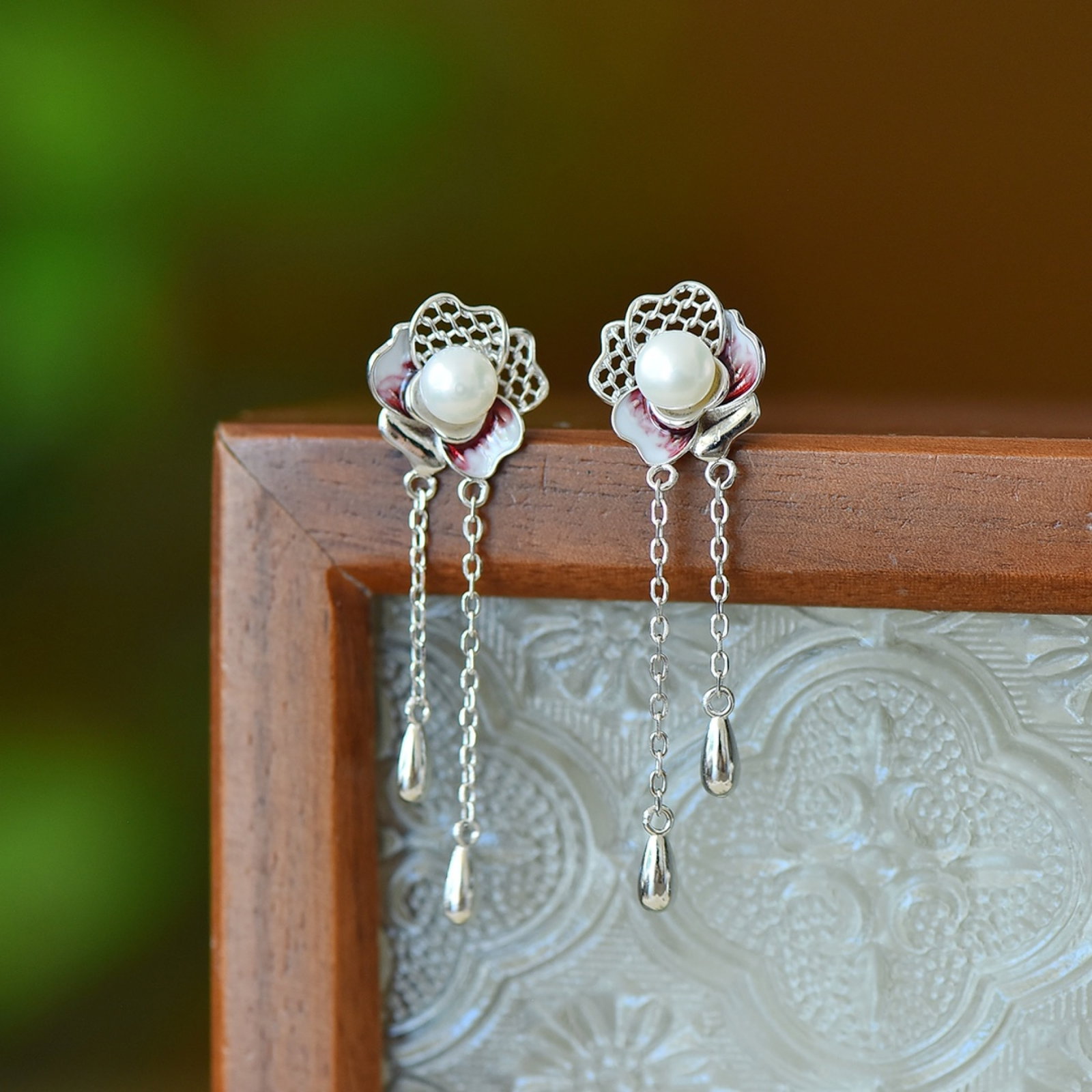 A Pair of Exquisite Sterling Silver Inlaid Pearls Enamel Earrings: A Pair of Exquisite Sterling Silver Inlaid Pearls Enamel Earrings Size:6mmx6mm 一对纯银镶珍珠珐琅耳环