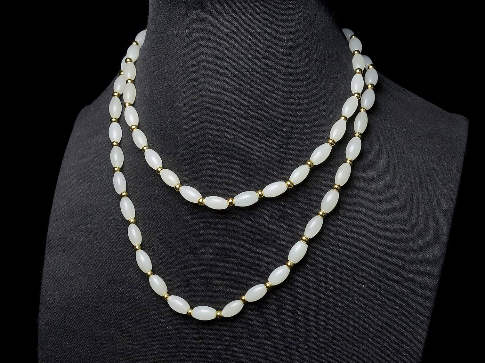 An Exquisite White Jade Bracelets: An Exquisite White Jade Bracelets,Size:(bead)5mmx9mm 白玉手链