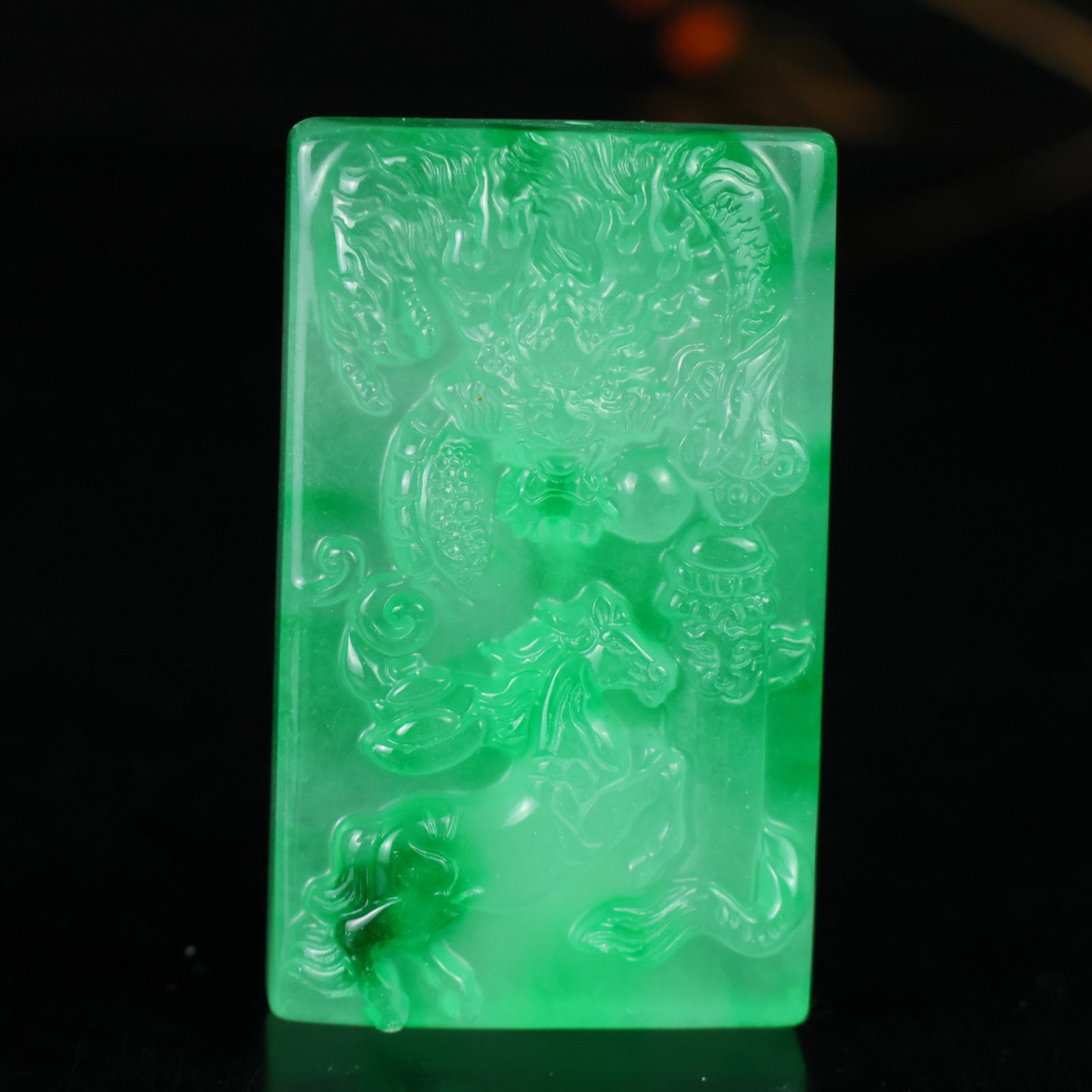 An Exquisite Jadeite Dragon and Horse Pattern Pendant: An Exquisite Jadeite Dragon and Horse Pattern Pendant,Size:75mmx44mmx18mm 翡翠龙马纹挂件
