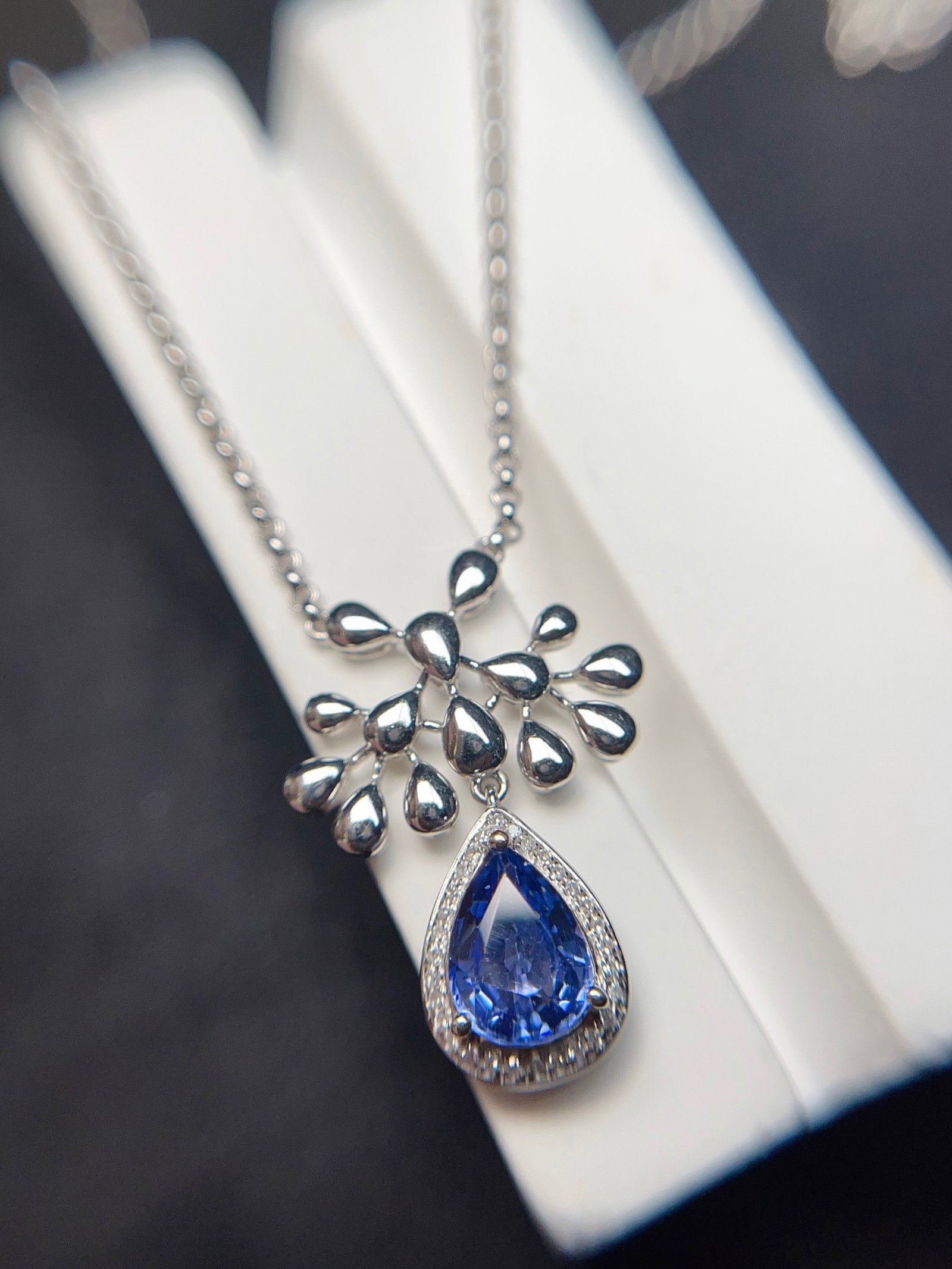 A Exquisite 18k Gold Inlaid 1.25ct Natural Sapphire Pendant,Inlaid Diamond: A Exquisite 18k Gold Inlaid 1.25ct Natural Sapphire Pendant,Inlaid Diamond,Total Weight:4.60g 18k金镶 1.25ct