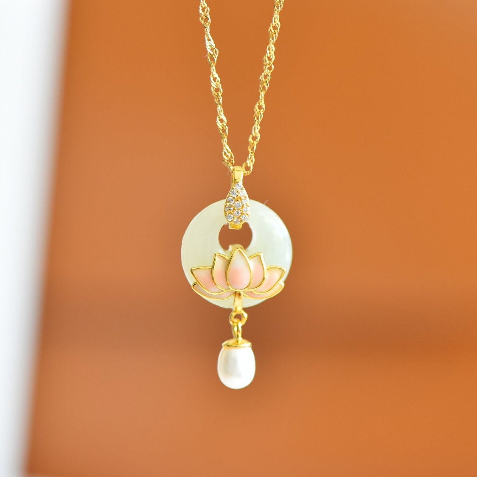 An Exquisite Sterling Silver-Gold Plated Inlaid White Jade Pendant,Inlaid Gems: An Exquisite Sterling Silver-Gold Plated Inlaid White Jade Pendant,Inlaid Gems,Size:15mmx15mm