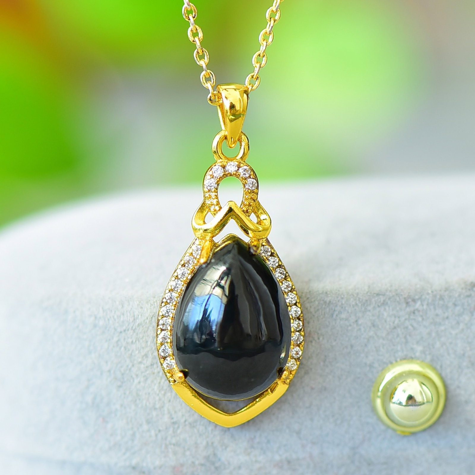An Exquisite Bronze-Gold Plated Inlaid Green Jade Necklace,Inlaid Diamond: An Exquisite Bronze-Gold Plated Inlaid Green Jade Necklace,Inlaid Diamond,Size:10mmx14mm 铜镀金镶青玉项链,嵌钻石