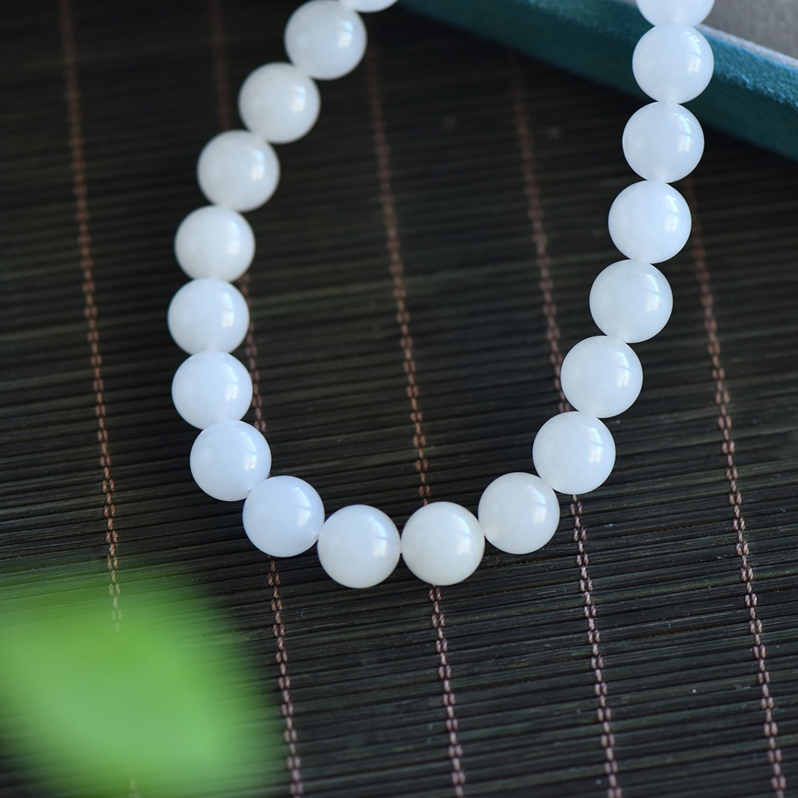 An Exquisite White Jade Necklace: An Exquisite White Jade Necklace,Size:10mm 白玉项链