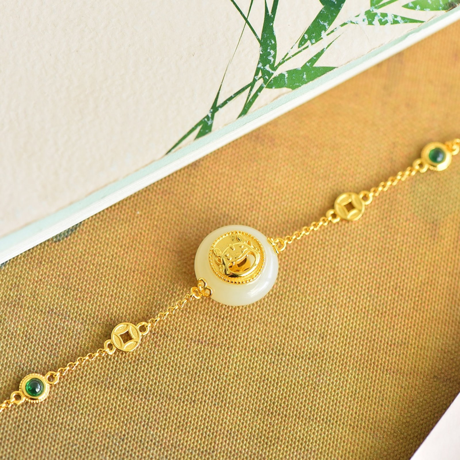 An Exquisite Sterling Silver-Gold Plated Inlaid White Jade Bracelets: An Exquisite Sterling Silver-Gold Plated Inlaid White Jade Bracelets,Size:15mmx15mm 纯银镀金镶白玉手链