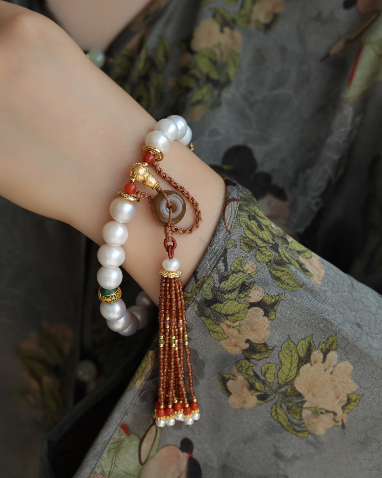 An Exquisite Pearls Bracelets - 8