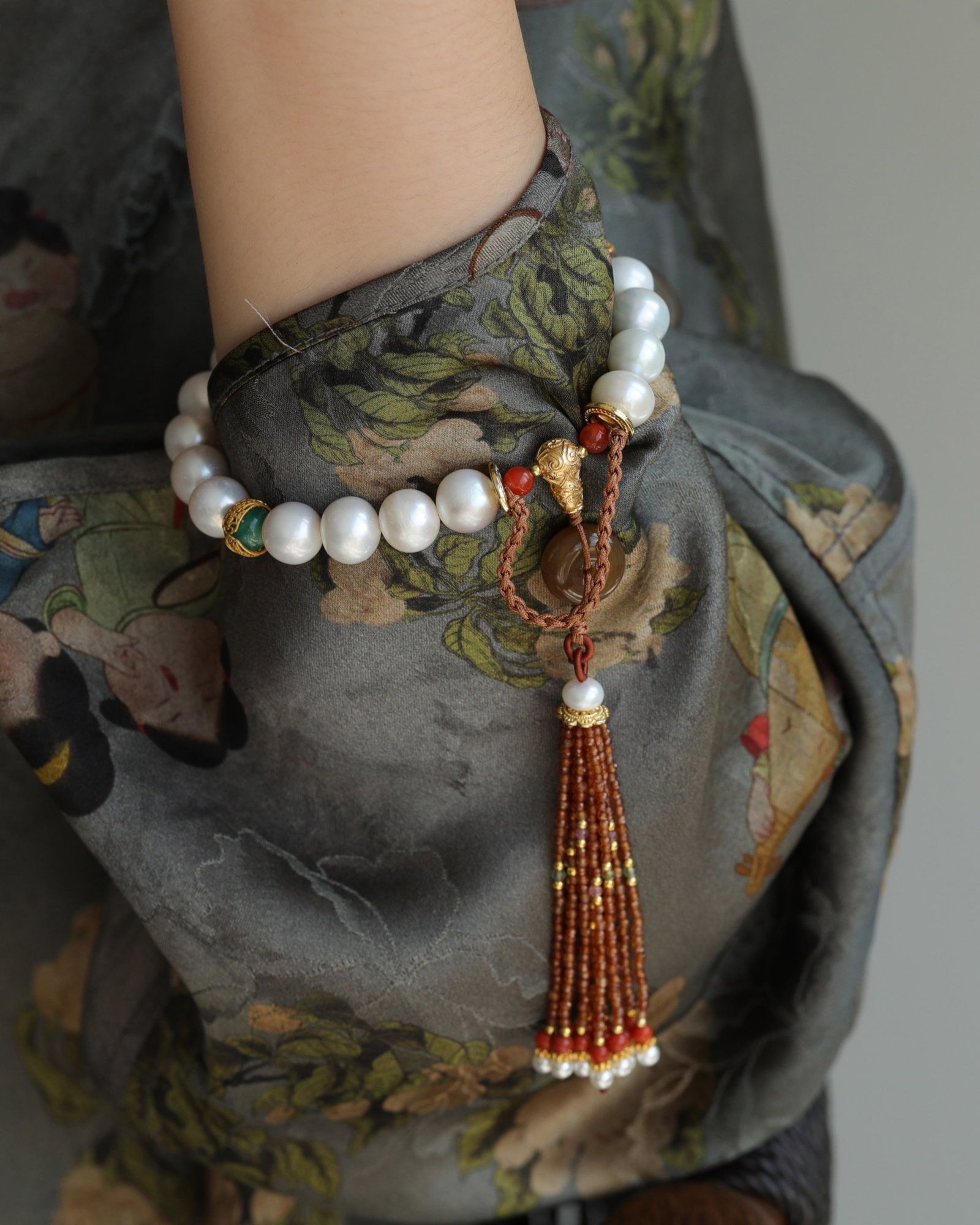 An Exquisite Pearls Bracelets - 9